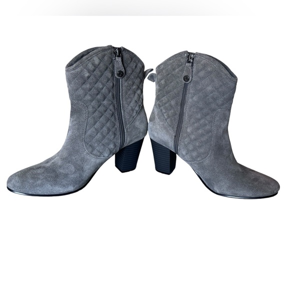 Isaac Mizrahi Kelly Quilted Heel Bootie Grey Suede - Leather Size 7 Women’s - Picture 4 of 13